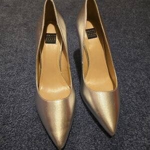 Silver pointed pumps